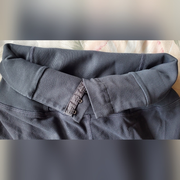 Lululemon, Size 8, Grey Bottoms - Picture 4 of 4